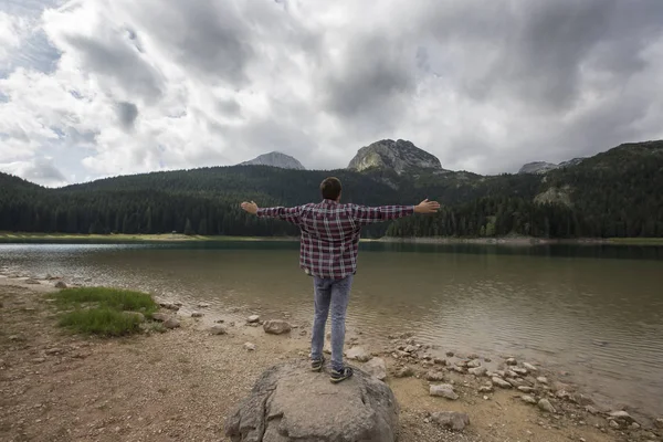 Joven Mirando Lago Negro Parque Nacional Durmitor Zabljak Montenegro Hipster — Foto de Stock