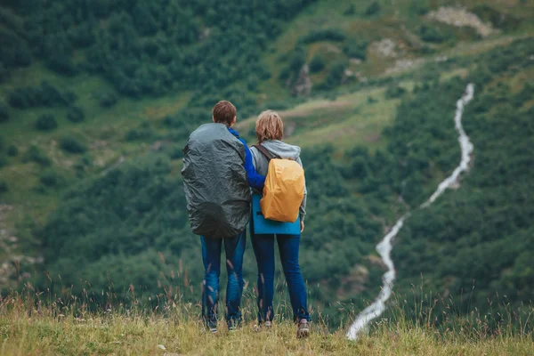 Homme Femme Debout Accolés Sommet Montagne Randonnée Automnale Avec Sacs — Photo