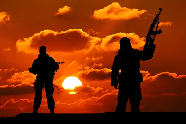 Deux Silhouettes Soldat Sur Beau Fond — Photo