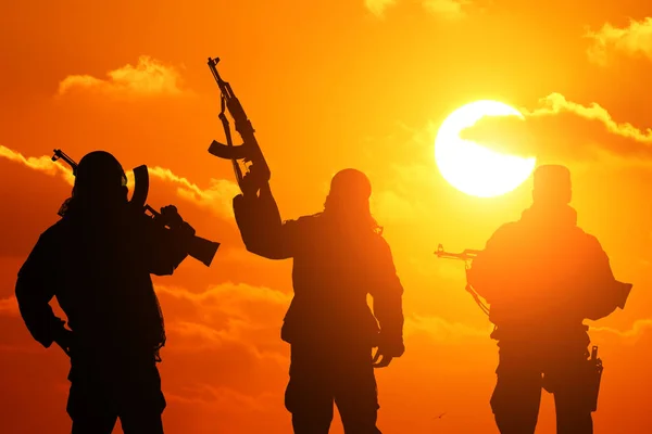 Trei Soldați Militari Siluetați Împotriva Unui Apus Soare Frumos — Fotografie, imagine de stoc