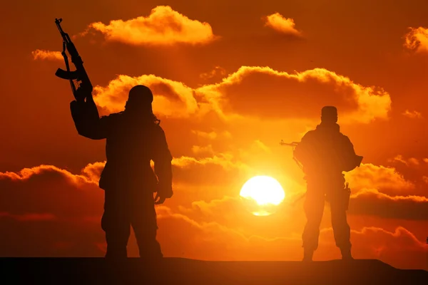 Deux Silhouettes Soldat Sur Beau Fond — Photo