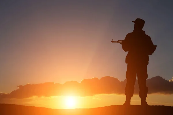 Günbatımında Silahlı Bir Askerin Siluet — Stok fotoğraf