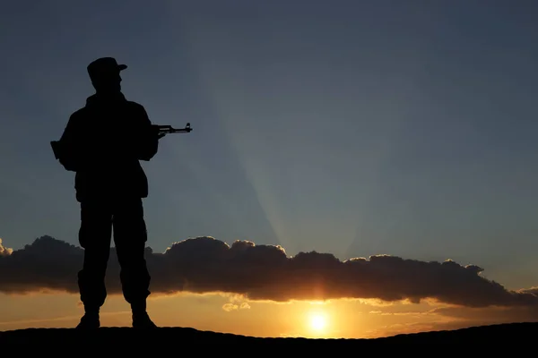 Silueta Soldado Con Arma Atardecer —  Fotos de Stock