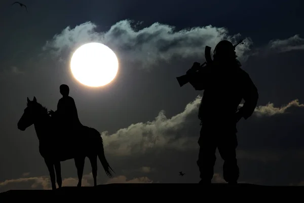 Silueta Voják Koni Slunce Pozadí — Stock fotografie