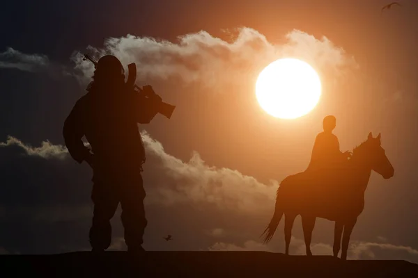 夕日を背景に馬に軍人のシルエット — ストック写真