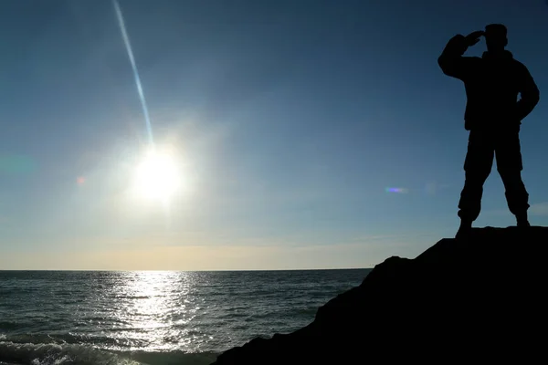 Hombre Contra Mar Pie Una Cima Montaña Mirando Distancia —  Fotos de Stock