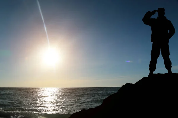 Homme Contre Mer Debout Sur Sommet Montagne Regardant Loin — Photo