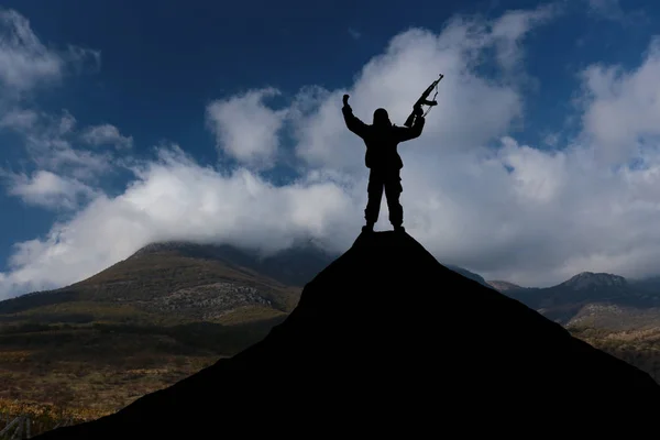 Hombre Contra Mar Pie Una Cima Montaña Mirando Distancia — Foto de Stock