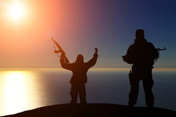 Dos Siluetas Soldado Sobre Hermoso Fondo — Foto de Stock