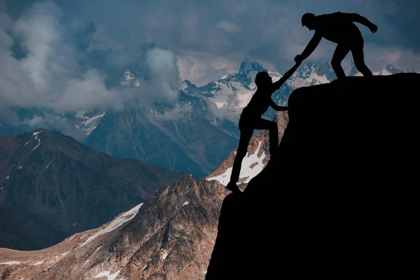 Männliche Und Weibliche Wanderer Erklimmen Die Felswand Und Einer Von — Stockfoto