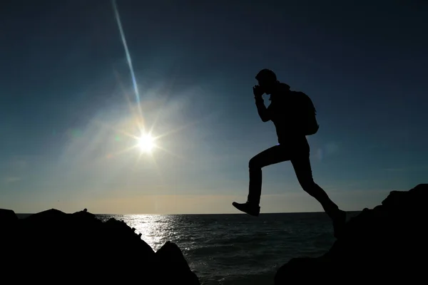 Людина Перестрибуючи Через Pretsipike Між Tvo Скелясті Гори Заході Сонця — стокове фото