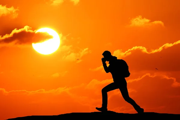 Άνθρωπος Τρέχει Ακριβώς Πάνω Ένα Λόφο Θέα Ένα Όμορφο Ηλιοβασίλεμα — Φωτογραφία Αρχείου