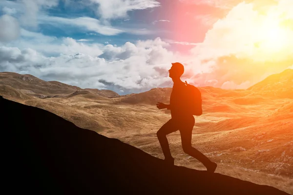 Man Rent Direct Een Heuvel Tegen Een Prachtige Zonsondergang Aan — Stockfoto