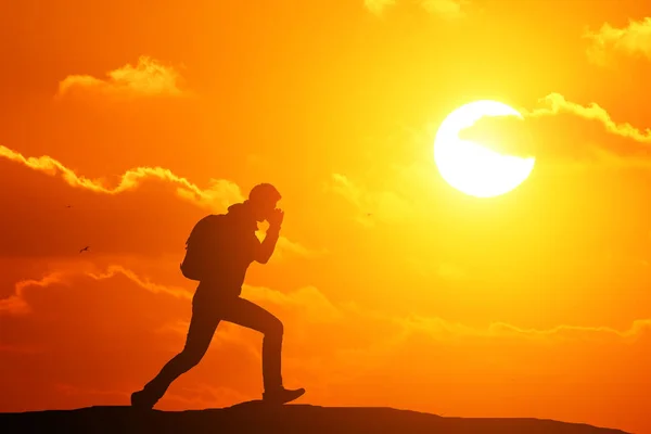 Uomo Corre Direttamente Una Collina Contro Bel Tramonto — Foto Stock