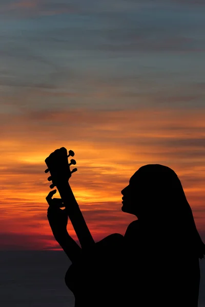 Silhouet Van Het Meisje Dat Gitaar Speelt Achtergrond Van Zee — Stockfoto