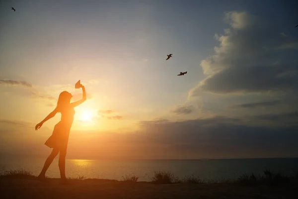 Silhouette Girl Dancing Background Beautiful Sunset — Stock Photo, Image