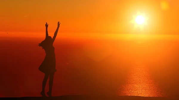 Silhouet Meisje Dansen Achtergrond Van Een Prachtige Zonsondergang — Stockfoto