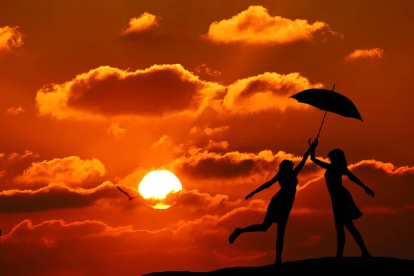 Силует Дві Дівчини Фоні Красивого Заходу Сонця Тримає Парасольку — стокове фото