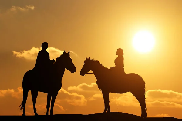 Silhueta Duas Pessoas Cavalo Fundo Belo Pôr Sol — Fotografia de Stock