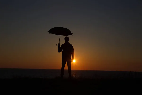 Man Silhouet Bij Zonsondergang Bedrijf Handen Openbare Ruimtes Kijken Naar — Stockfoto