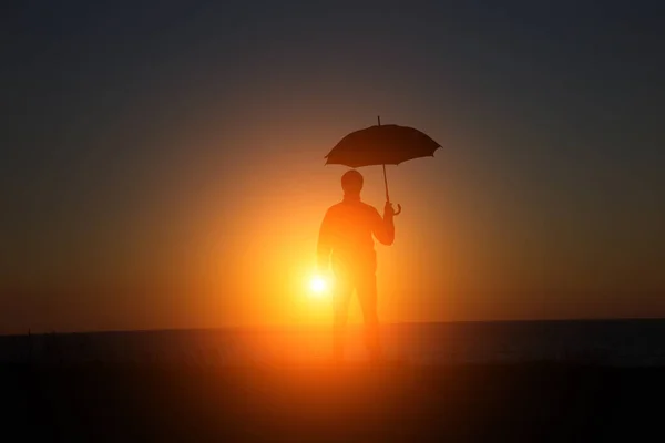 Man Silhouet Bij Zonsondergang Bedrijf Handen Openbare Ruimtes Kijken Naar — Stockfoto