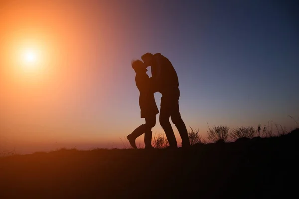 Silhouette Kerl Und Mädchen Auf Einem Schönen Sonnenuntergang Händchen Haltend — Stockfoto