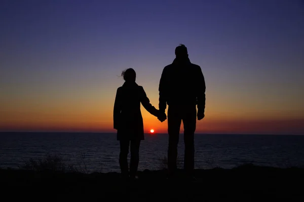 Silhouet Jongen Meisje Een Mooie Zonsondergang Hand Hand — Stockfoto