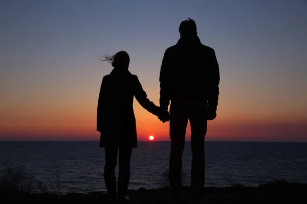 Silhouet Jongen Meisje Een Mooie Zonsondergang Hand Hand — Stockfoto