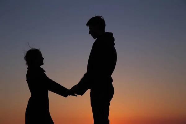 Silhouet Jongen Meisje Een Mooie Zonsondergang Hand Hand — Stockfoto