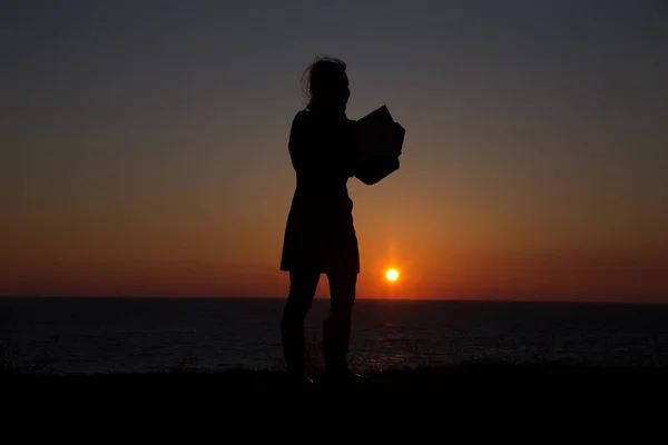 Silhouette Jeune Fille Dans Contexte Beau Coucher Soleil Avec Livre — Photo