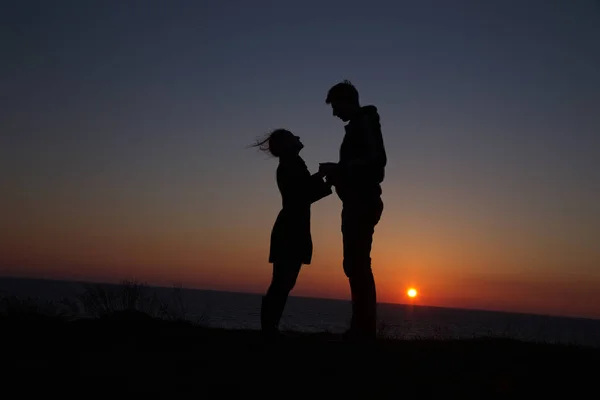 Σιλουέτα Τύπος Και Κορίτσι Ένα Όμορφο Ηλιοβασίλεμα Κρατώντας Χέρια — Φωτογραφία Αρχείου
