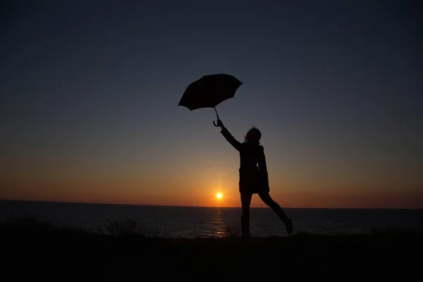 Mensen Tegen Achtergrond Van Een Prachtige Zonsondergang Met Een Paraplu — Stockfoto