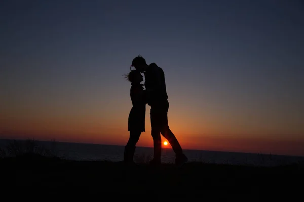 Silhouette Kerl Und Mädchen Auf Einem Schönen Sonnenuntergang Händchen Haltend — Stockfoto