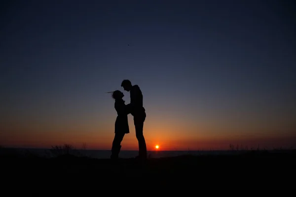 Silhouette Kerl Und Mädchen Auf Einem Schönen Sonnenuntergang Händchen Haltend — Stockfoto