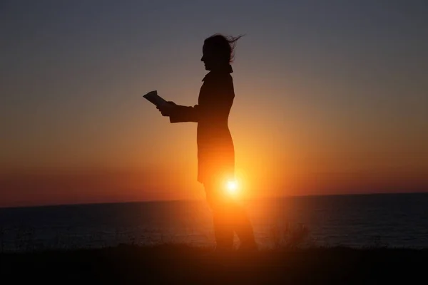 Silhouette Girl Reading Interesting Book Background Beautiful Sunset — Stock Photo, Image