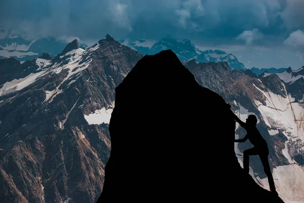 男性と女性のハイカーは山の崖を登り そのうちの1人は手を差し伸べています 人々は助け合い チームワークのコンセプト — ストック写真