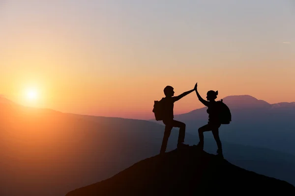 Male Female Hikers Climbing Mountain Cliff One Them Giving Helping — Stock Photo, Image