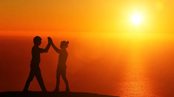 Silhouette Travelers Beautiful Sunset Sea Rejoice — Stock Photo, Image