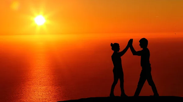 Silhouette Travelers Beautiful Sunset Sea Rejoice — Stock Photo, Image