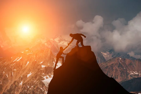 Erkek Dişi Yürüyüşçüler Dağ Uçurumuna Tırmanıyor Içlerinden Biri Yardım Eli — Stok fotoğraf