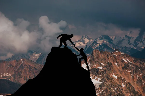 Senderistas Masculinos Femeninos Subiendo Por Acantilado Montaña Uno Ellos Dando —  Fotos de Stock