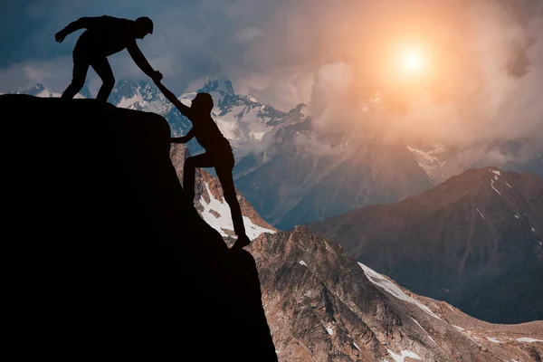 Männliche Und Weibliche Wanderer Erklimmen Die Felswand Und Einer Von — Stockfoto