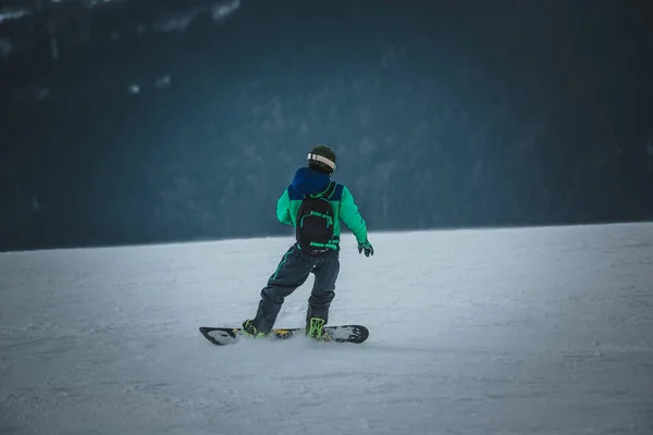 Man Snowboarder Rijdt Helling Skigebied Ruimte Voor Tekst Rijden Dombay — Stockfoto