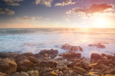 Güzel gece deniz manzarası Deniz feneri ve karamsar gökyüzü gün batımında