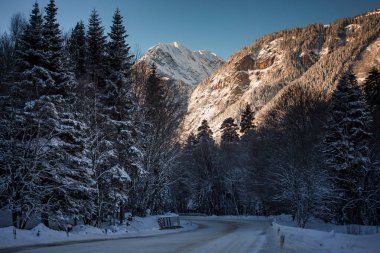 Yüksek dağlar kışın kar altında. Bir dizi fotoğraf Kafkasya dağlarının Kayak Merkezi Dombay, Karaçay-Çerkez Cumhuriyeti