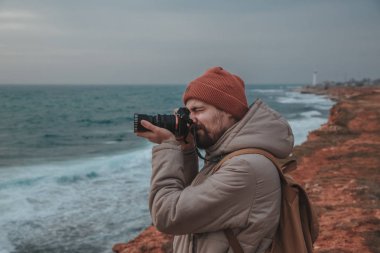 Deniz feneri isteyen adam. Deniz, gün batımı taşlı plaj mesafe yılında deniz feneri ile hipsters resimleri