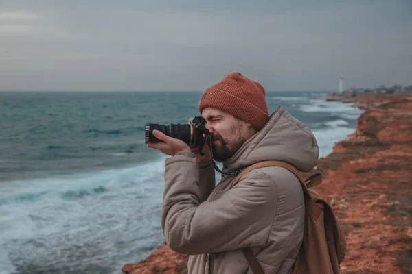 Mann Mit Blick Auf Leuchtturm Meer Hipster Bilder Von Meer — Stockfoto