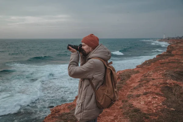 Mann Mit Blick Auf Leuchtturm Meer Hipster Bilder Von Meer — Stockfoto