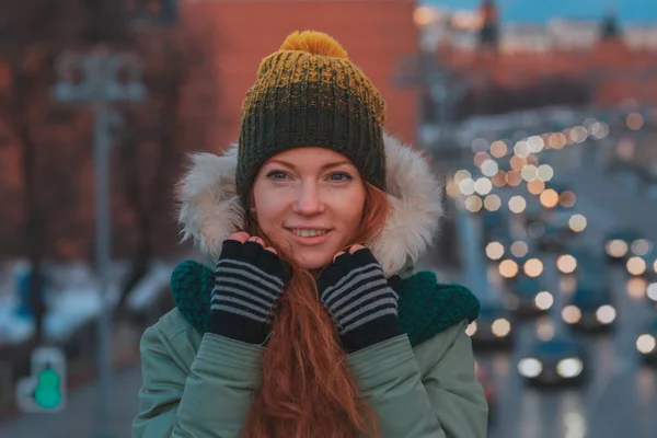 Piękny Zimowy Portret Młodej Kobiety Zimowej Zaśnieżonej Scenerii Piękna Rudowłosa — Zdjęcie stockowe