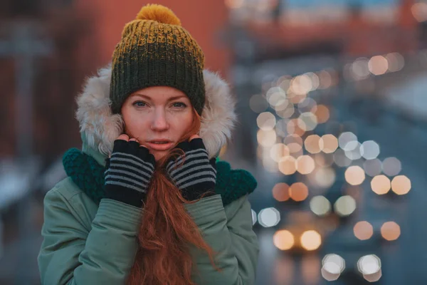 Piękny Zimowy Portret Młodej Kobiety Zimowej Zaśnieżonej Scenerii Piękna Rudowłosa — Zdjęcie stockowe